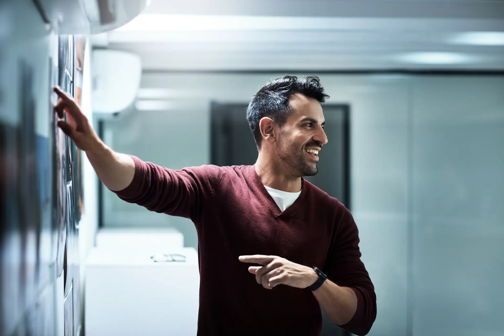 Smiling facilitator leading an OKR planning session on a whiteboard